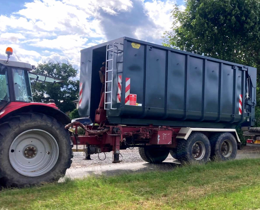 Abrollcontainer mit hydraulischer Heckklappe