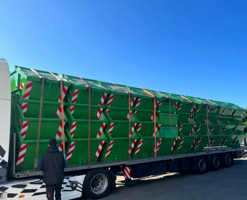 Multicar Container offen und mit Deckel
