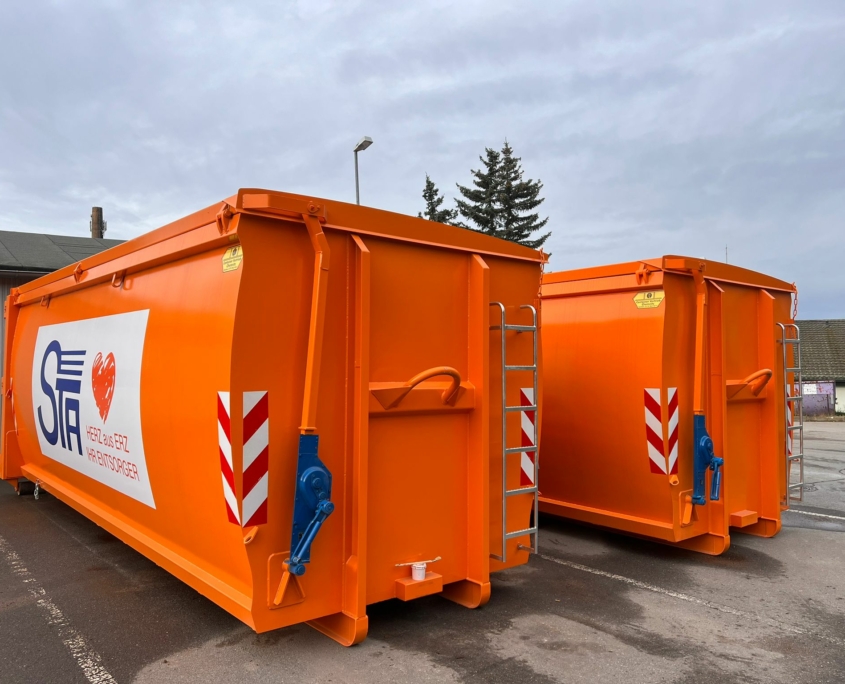 Abrollcontainer mit Stahldeckel