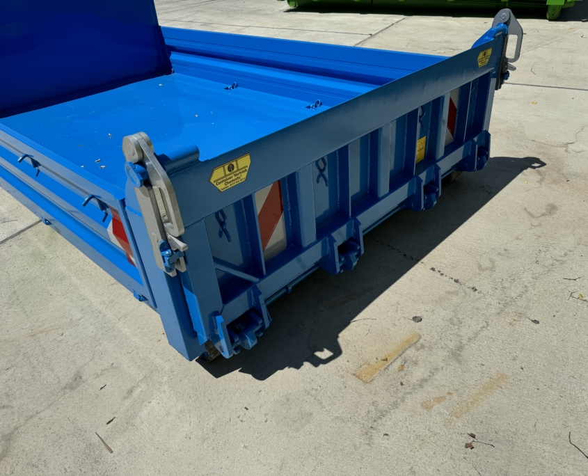 City-Abroll-Container mit klappbaren Stahlbordwänden, überfahrbarer Heckpendelklappe