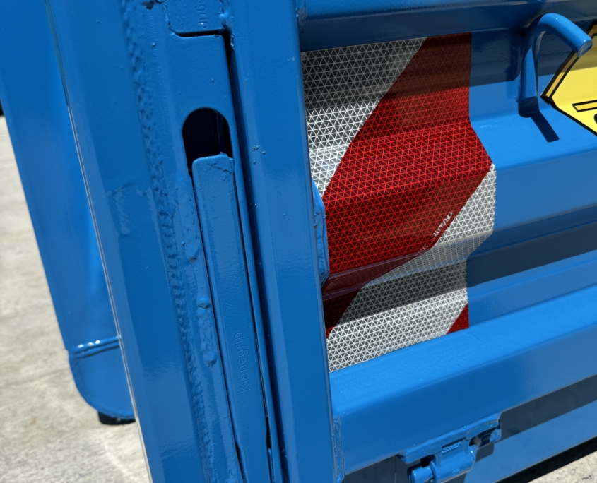 City-Abroll-Container mit klappbaren Stahlbordwänden, überfahrbarer Heckpendelklappe