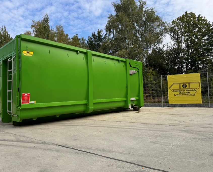 Silage-Container mit hydraulischer Volumenheckklappe und getunneltem Haken 