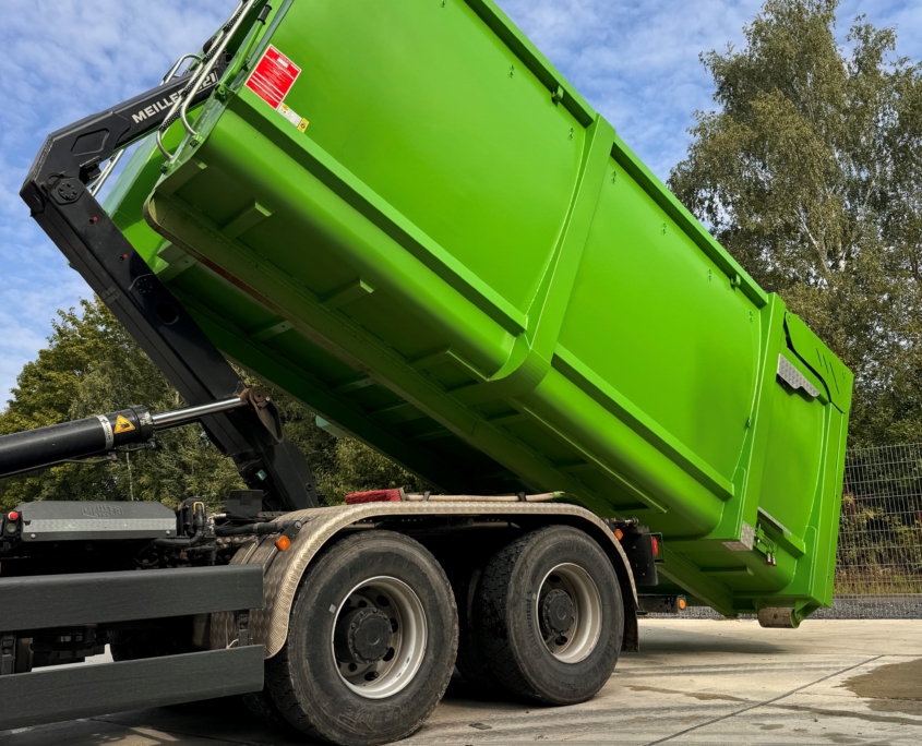 Silage-Container mit hydraulischer Volumenheckklappe und getunneltem Haken 