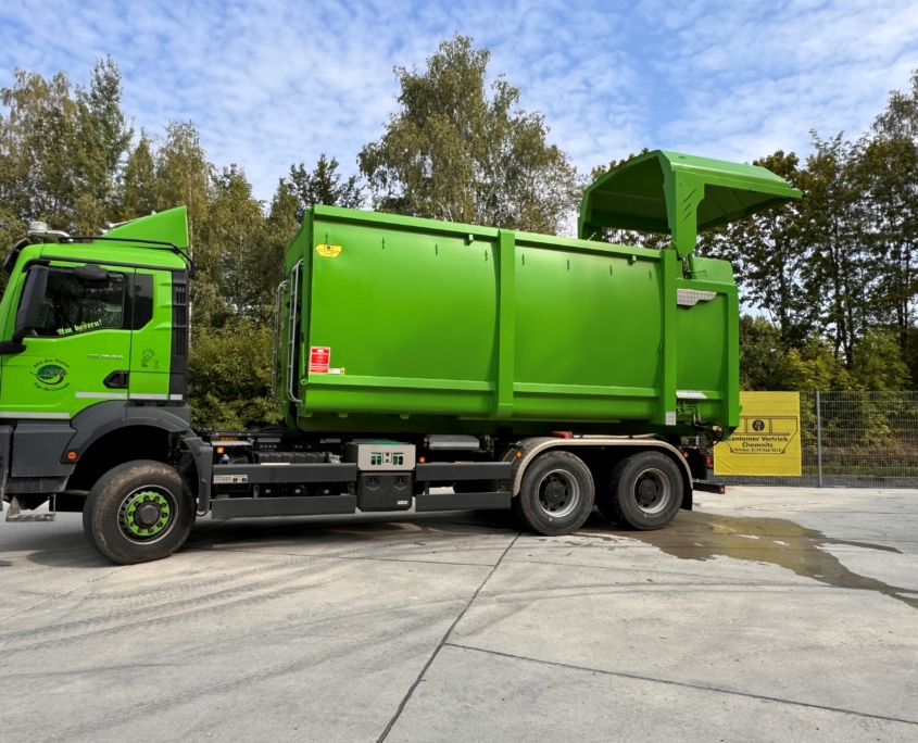 Silage-Container mit hydraulischer Volumenheckklappe und getunneltem Haken 