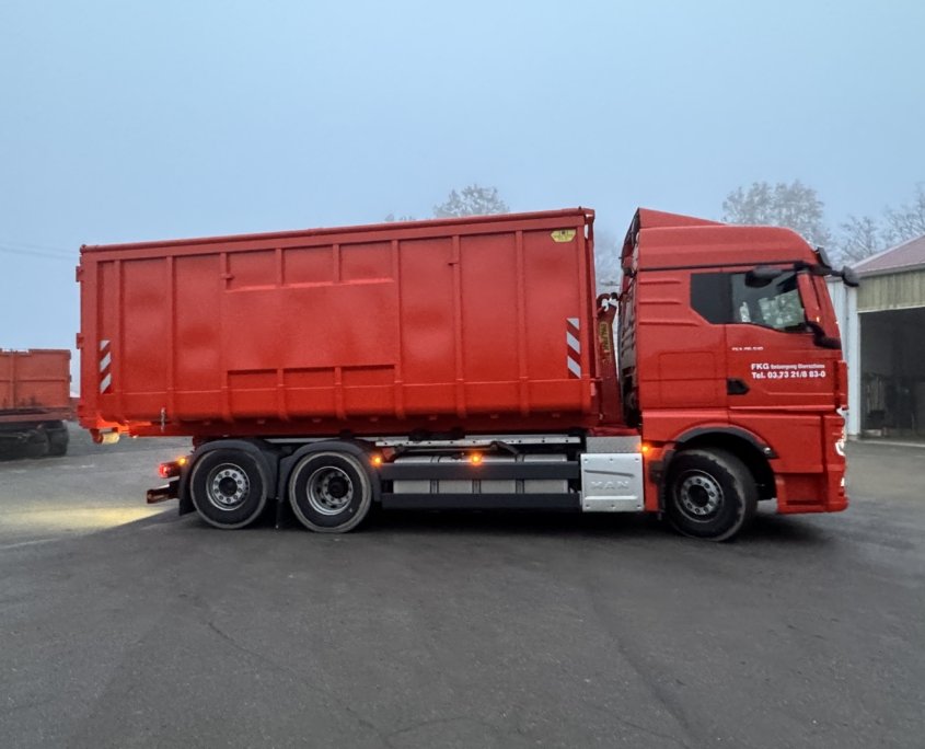 Abroll-Container mit Stahldeckel, Abrollmulde gedeckelt