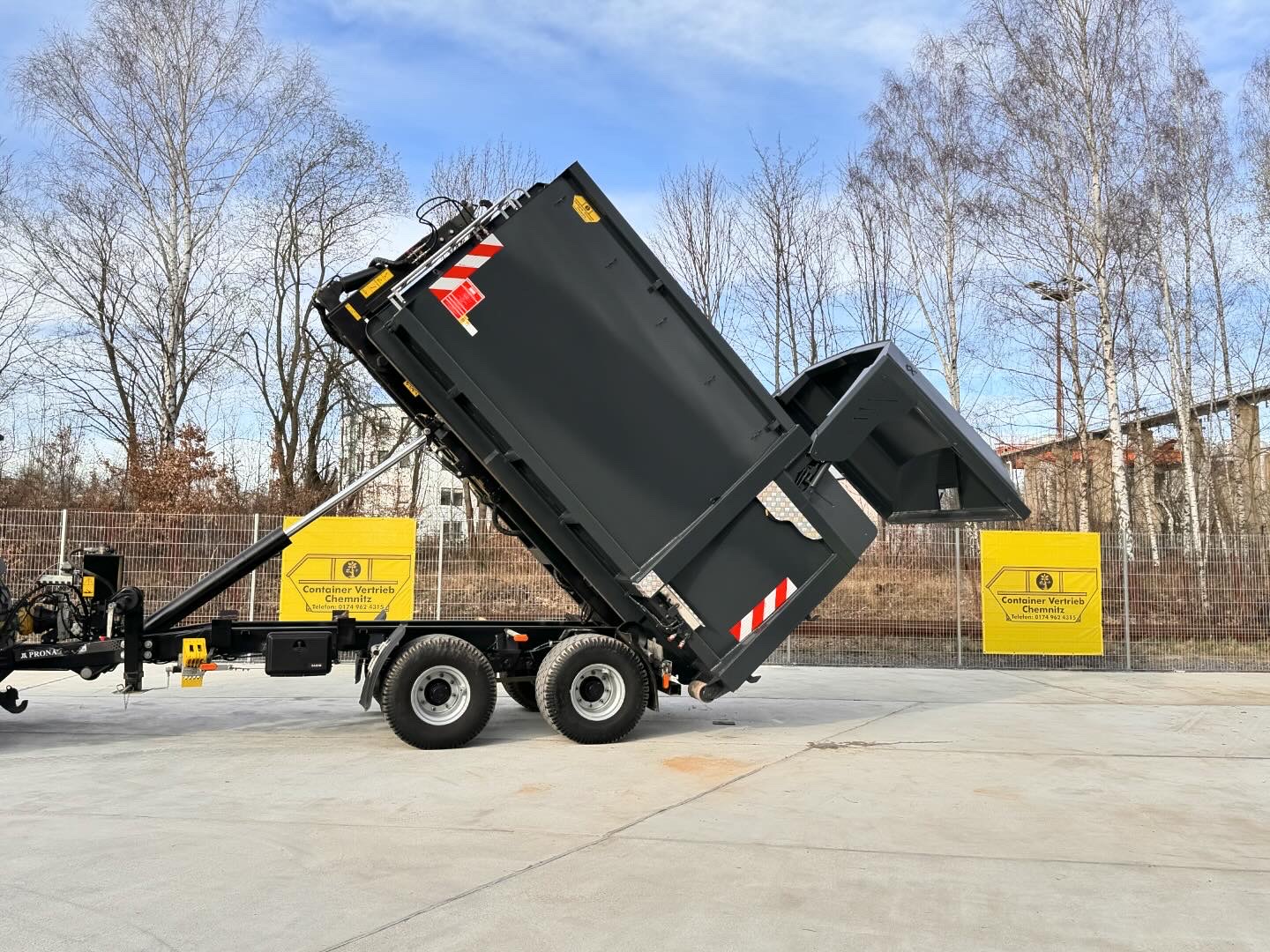 Abrollcontainer hydraulische Heckklappe spantenlos spantenfrei Pronar metaltech Silagecontainer Agrarcontainer 