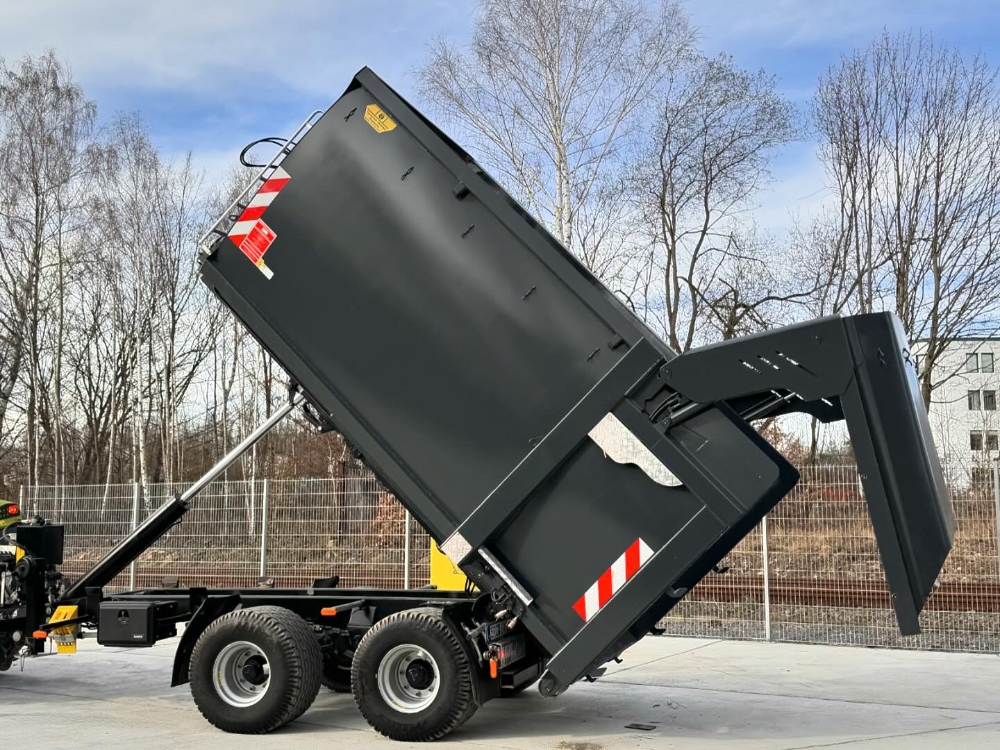 Abrollcontainer hydraulische Heckklappe spantenlos spantenfrei Pronar metaltech Silagecontainer Agrarcontainer 
