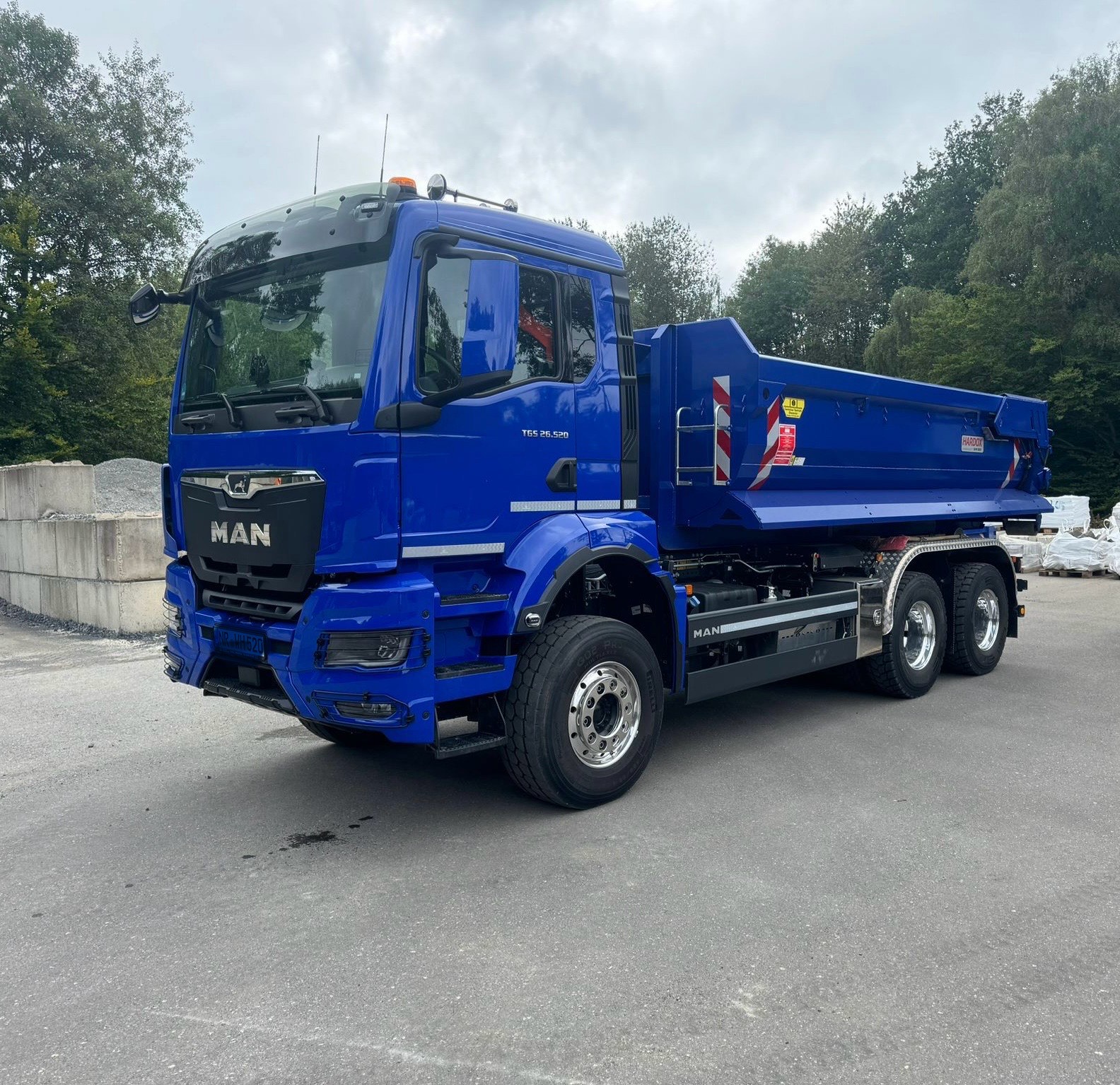 Abrollcontainer Halfpipe Hardox Hydraulische Heckklappe Decker-Containerbau RSM Erdbaucontainer Knipfer