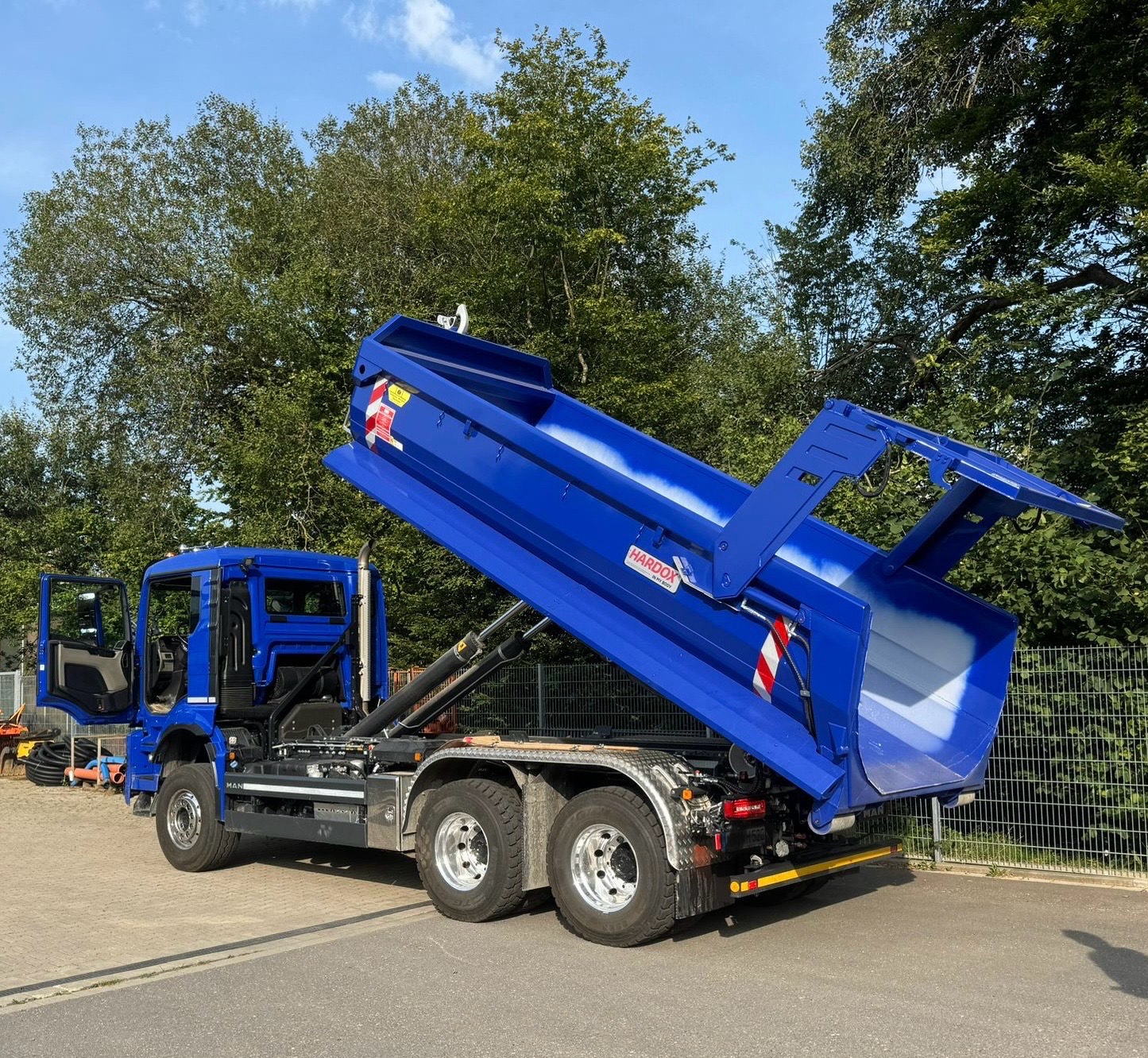 Abrollcontainer Halfpipe Hardox Hydraulische Heckklappe Decker-Containerbau RSM Erdbaucontainer Knipfer